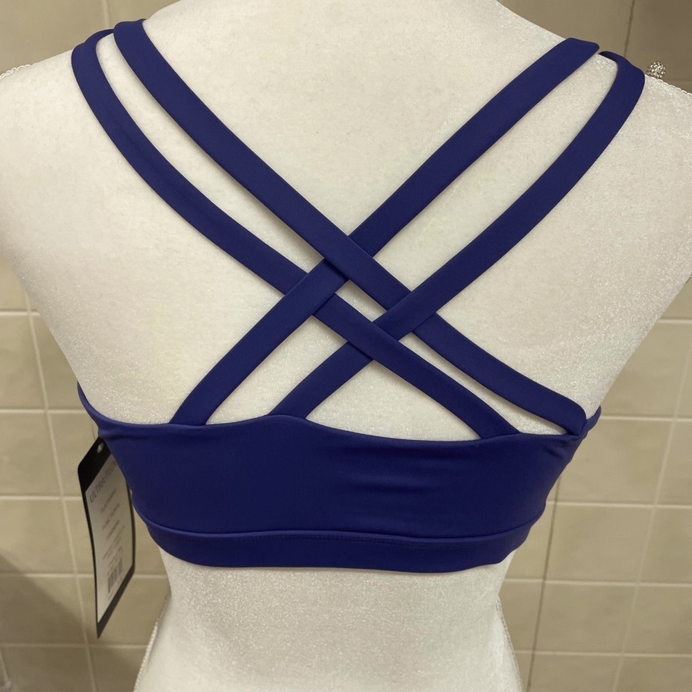 NWT VIEACTIVEWEAR woman’s size large soft, lined sports bra.